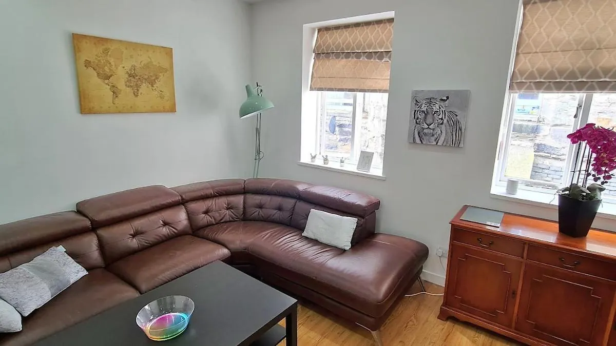 Luxurious Spacious 3 Bedroom Apartment - Edinburgh City Centre - Excellent Location - Five Star Amenities & Service 0*,  United Kingdom