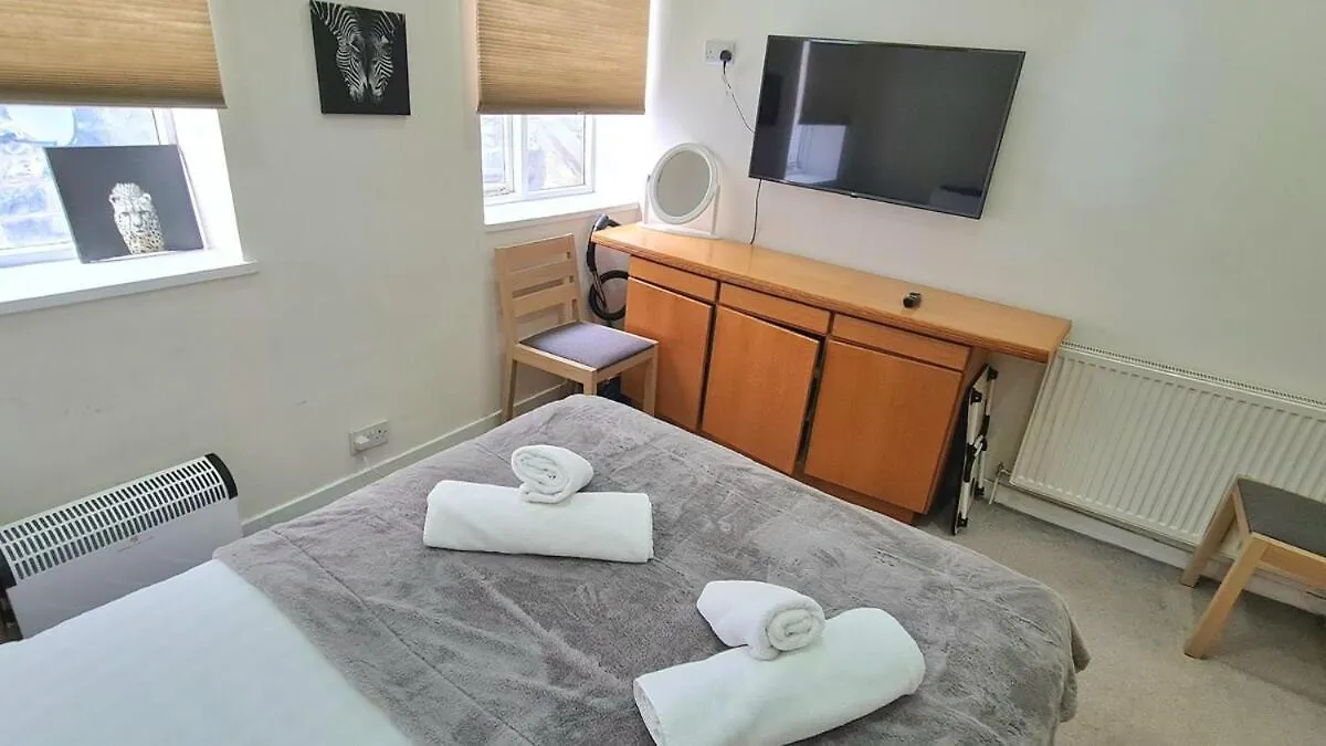 Luxurious Spacious 3 Bedroom Apartment - Edinburgh City Centre - Excellent Location - Five Star Amenities & Service