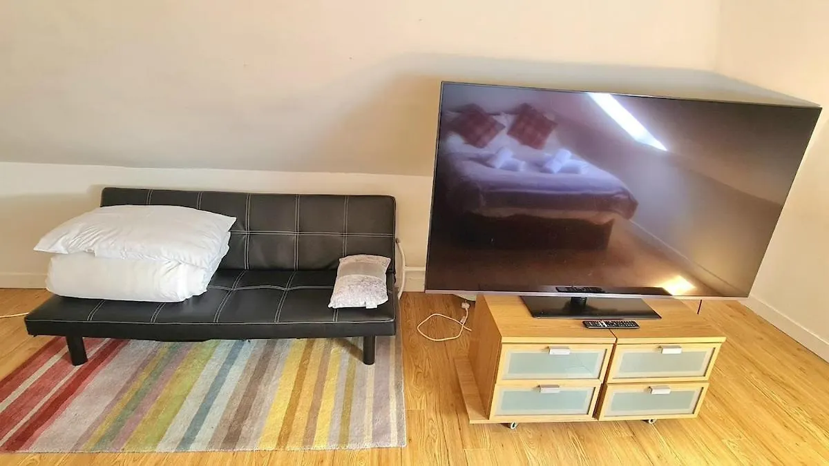 Luxurious Spacious 3 Bedroom Apartment - Edinburgh City Centre - Excellent Location - Five Star Amenities & Service