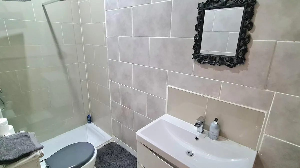 Luxurious Spacious 3 Bedroom Apartment - Edinburgh City Centre - Excellent Location - Five Star Amenities & Service