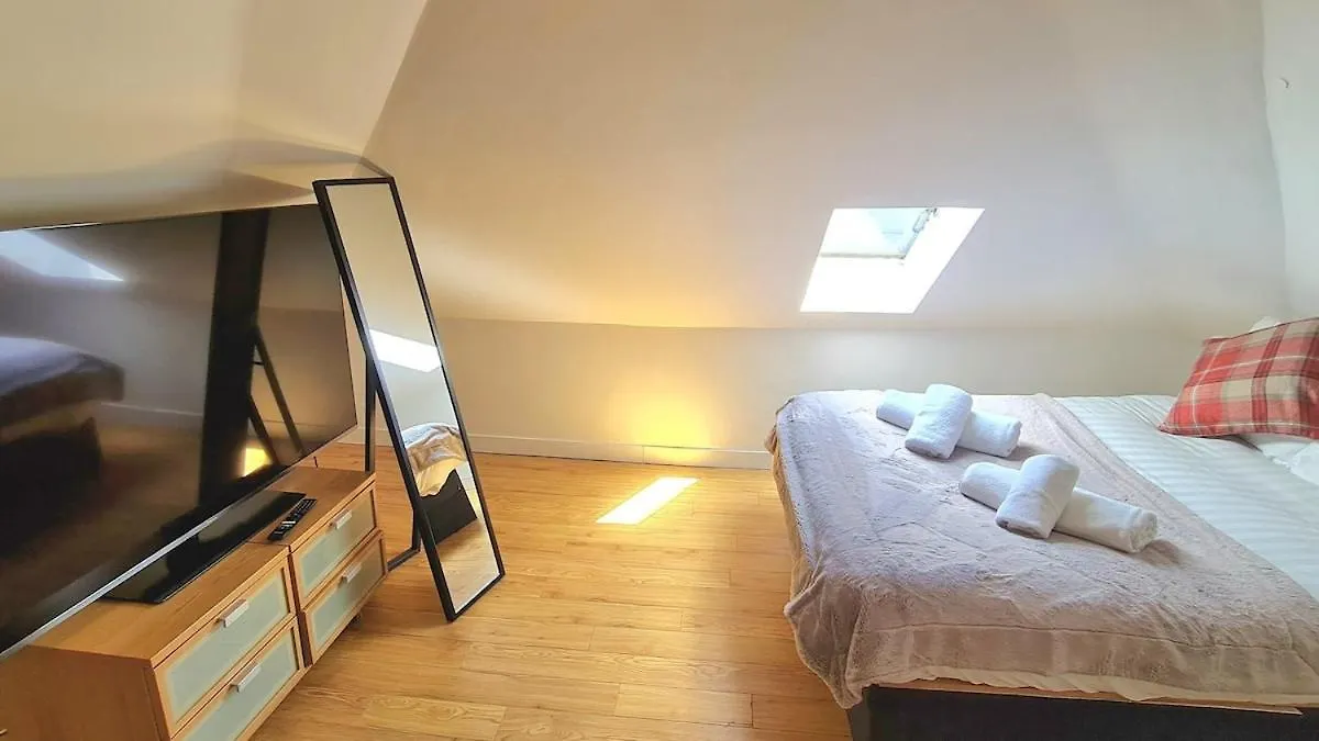Luxurious Spacious 3 Bedroom Apartment - Edinburgh City Centre - Excellent Location - Five Star Amenities & Service 0*,