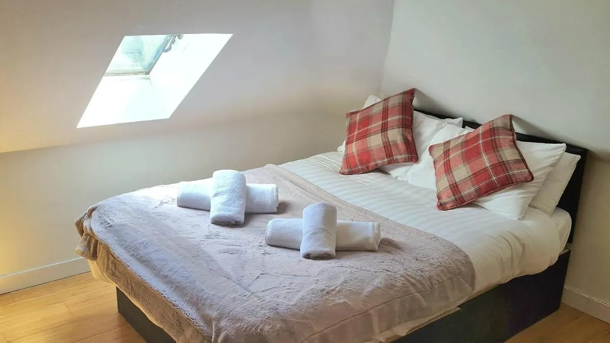 Luxurious Spacious 3 Bedroom Apartment - Edinburgh City Centre - Excellent Location - Five Star Amenities & Service