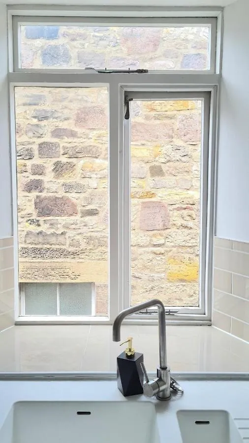 Luxurious Spacious 3 Bedroom Apartment - Edinburgh City Centre - Excellent Location - Five Star Amenities & Service