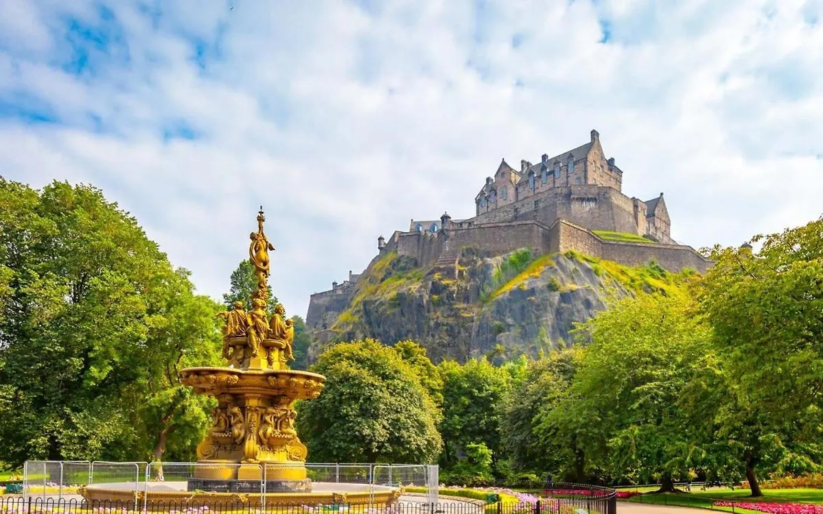 Luxurious Spacious 3 Bedroom Apartment - Edinburgh City Centre - Excellent Location - Five Star Amenities & Service 0*,  United Kingdom
