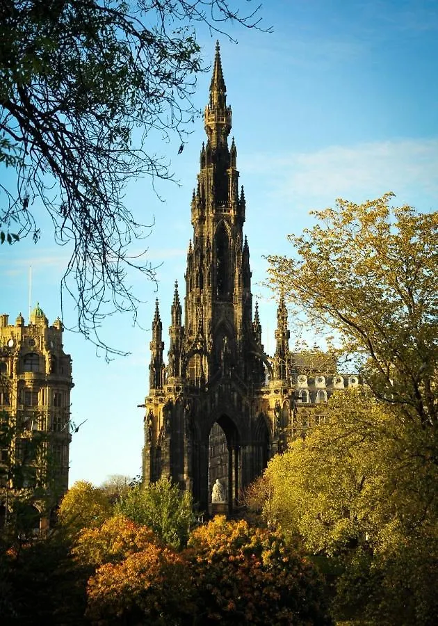 Luxurious Spacious 3 Bedroom Apartment - Edinburgh City Centre - Excellent Location - Five Star Amenities & Service