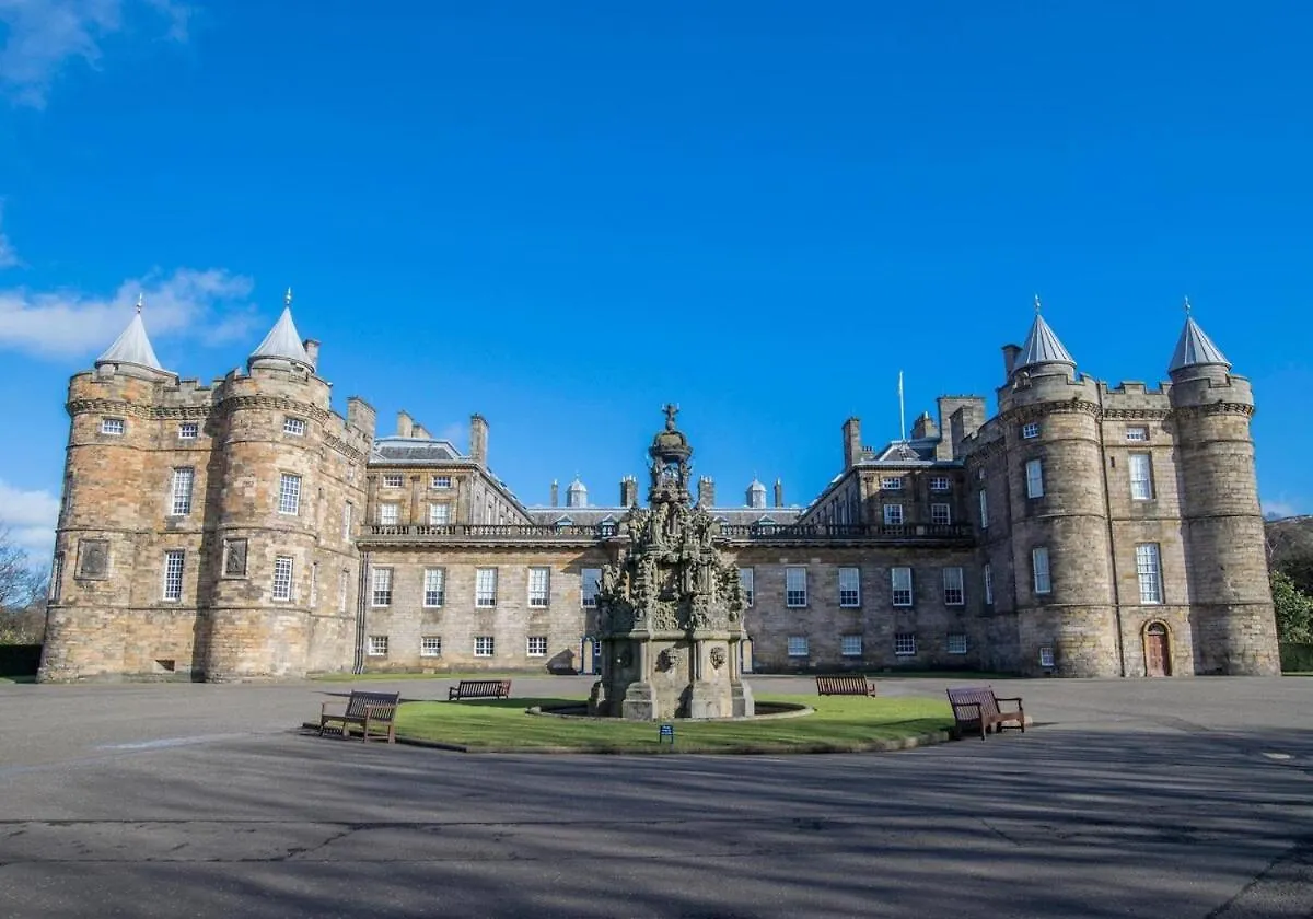 Luxurious Spacious 3 Bedroom Apartment - Edinburgh City Centre - Excellent Location - Five Star Amenities & Service
