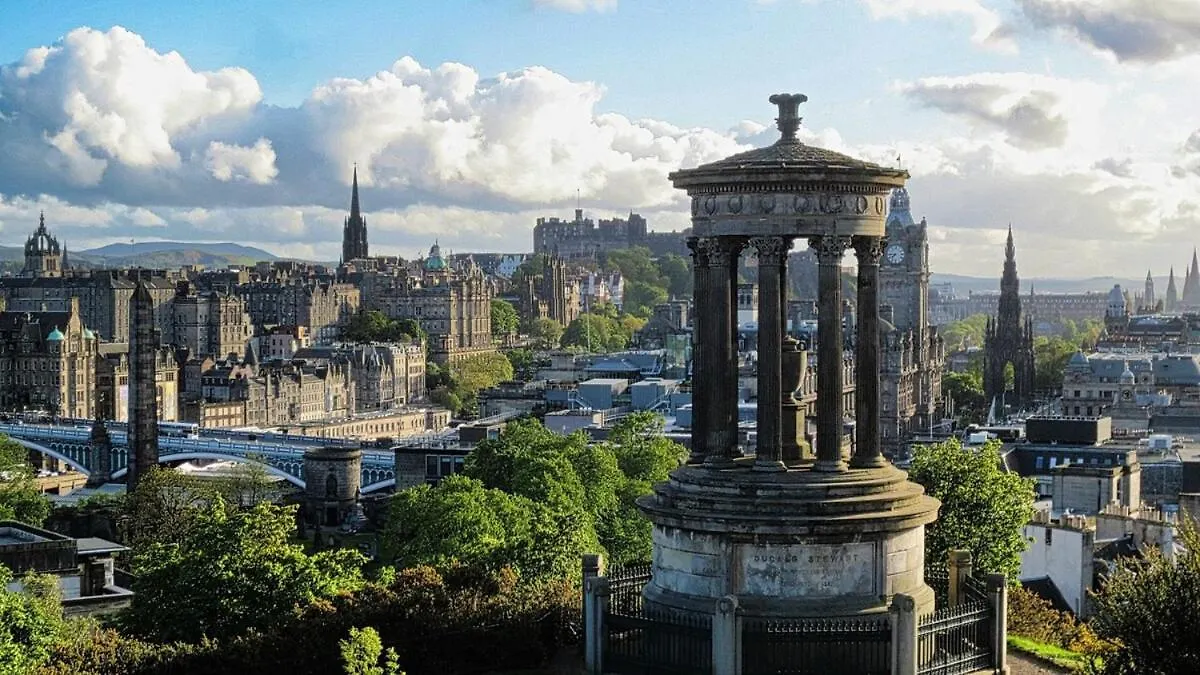 Luxurious Spacious 3 Bedroom Apartment - Edinburgh City Centre - Excellent Location - Five Star Amenities & Service