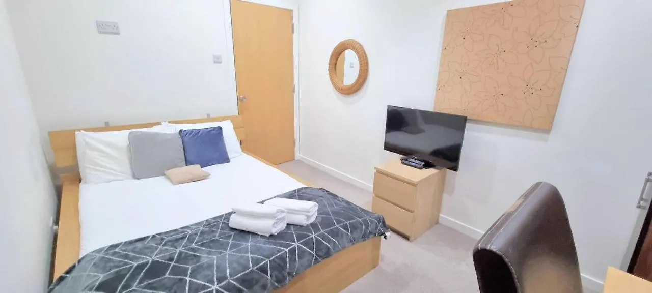 Luxurious Spacious 3 Bedroom Apartment - Edinburgh City Centre - Excellent Location - Five Star Amenities & Service