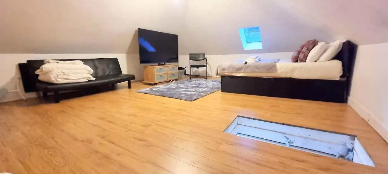 Luxurious Spacious 3 Bedroom Apartment - Edinburgh City Centre - Excellent Location - Five Star Amenities & Service
