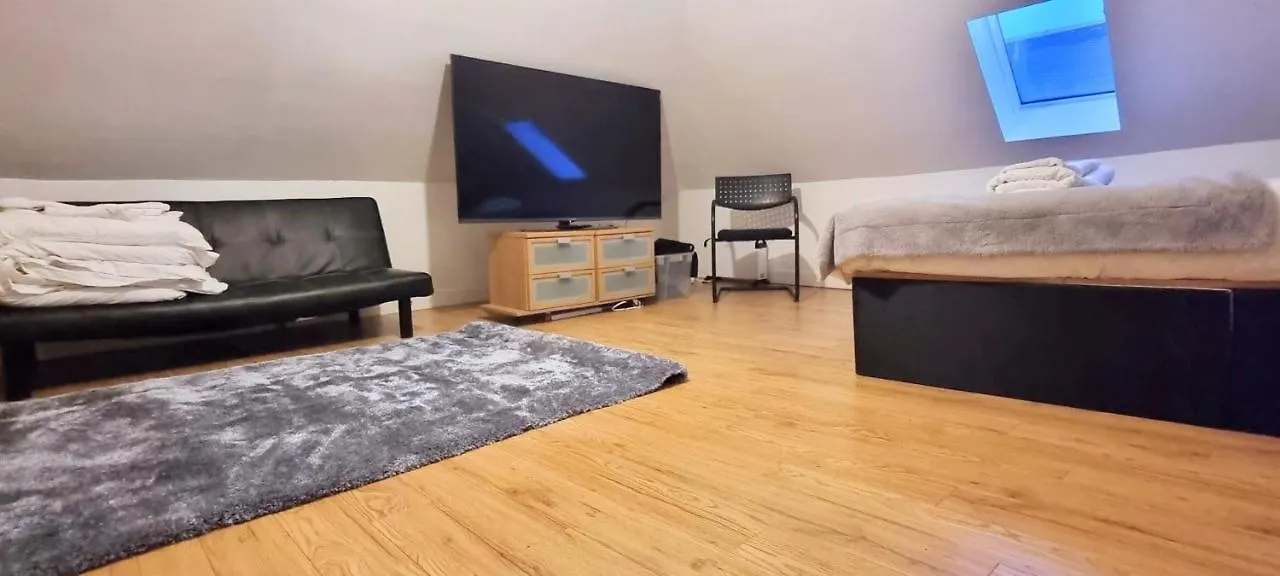 Luxurious Spacious 3 Bedroom Apartment - Edinburgh City Centre - Excellent Location - Five Star Amenities & Service