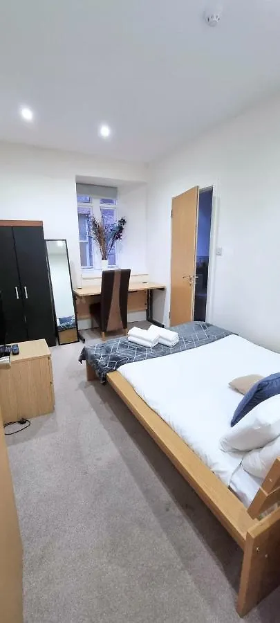 Luxurious Spacious 3 Bedroom Apartment - Edinburgh City Centre - Excellent Location - Five Star Amenities & Service 0*,  United Kingdom
