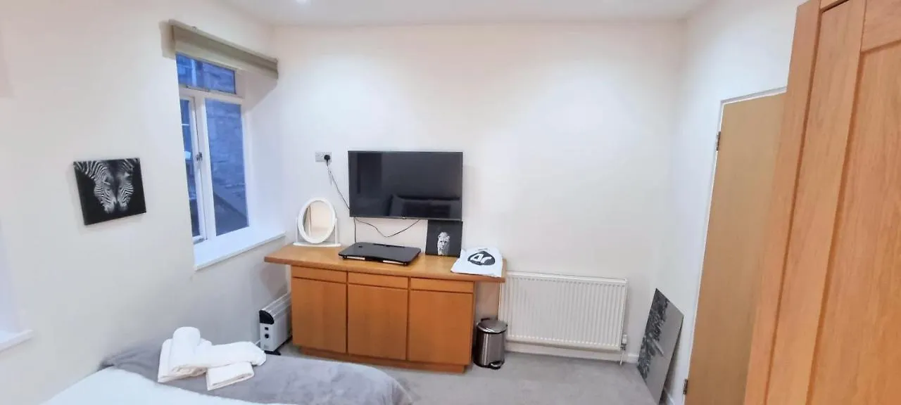 Luxurious Spacious 3 Bedroom Apartment - Edinburgh City Centre - Excellent Location - Five Star Amenities & Service 0*,  United Kingdom