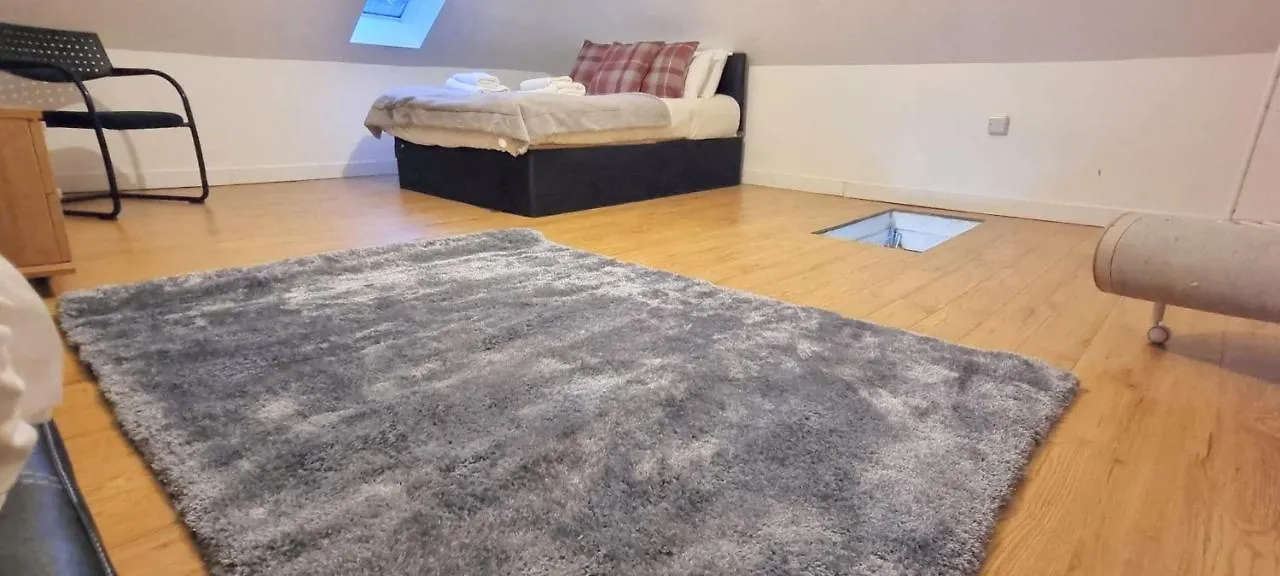 Luxurious Spacious 3 Bedroom Apartment - Edinburgh City Centre - Excellent Location - Five Star Amenities & Service