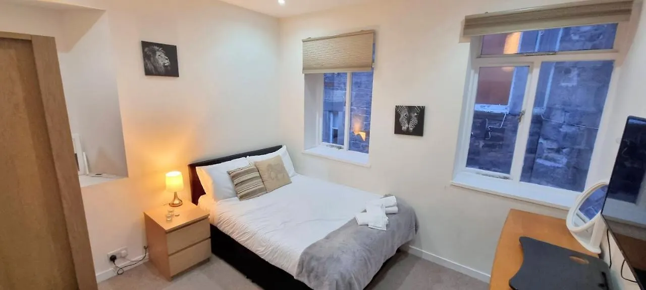Luxurious Spacious 3 Bedroom Apartment - Edinburgh City Centre - Excellent Location - Five Star Amenities & Service