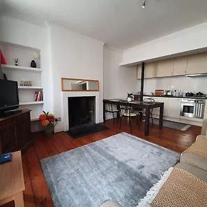 Lovely 2 Bedroom Flat In The Heart Of The Edimburgo