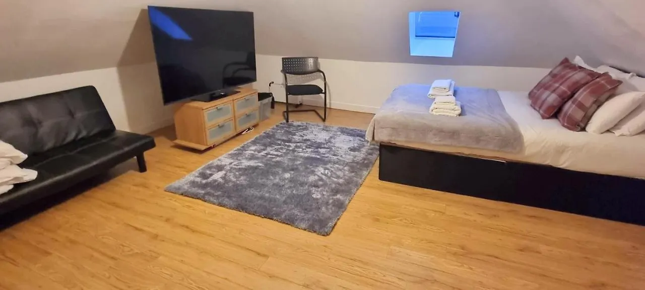 Luxurious Spacious 3 Bedroom Apartment - Edinburgh City Centre - Excellent Location - Five Star Amenities & Service